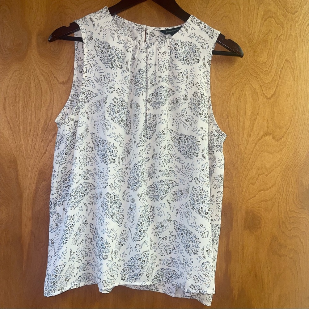 Banana Republic Women's Sleeveless Blouse Size Medium Cream And Blue